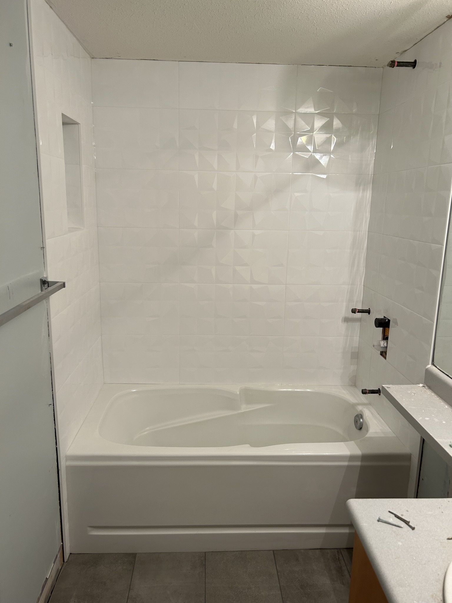 White sculptured tile bathtub surround