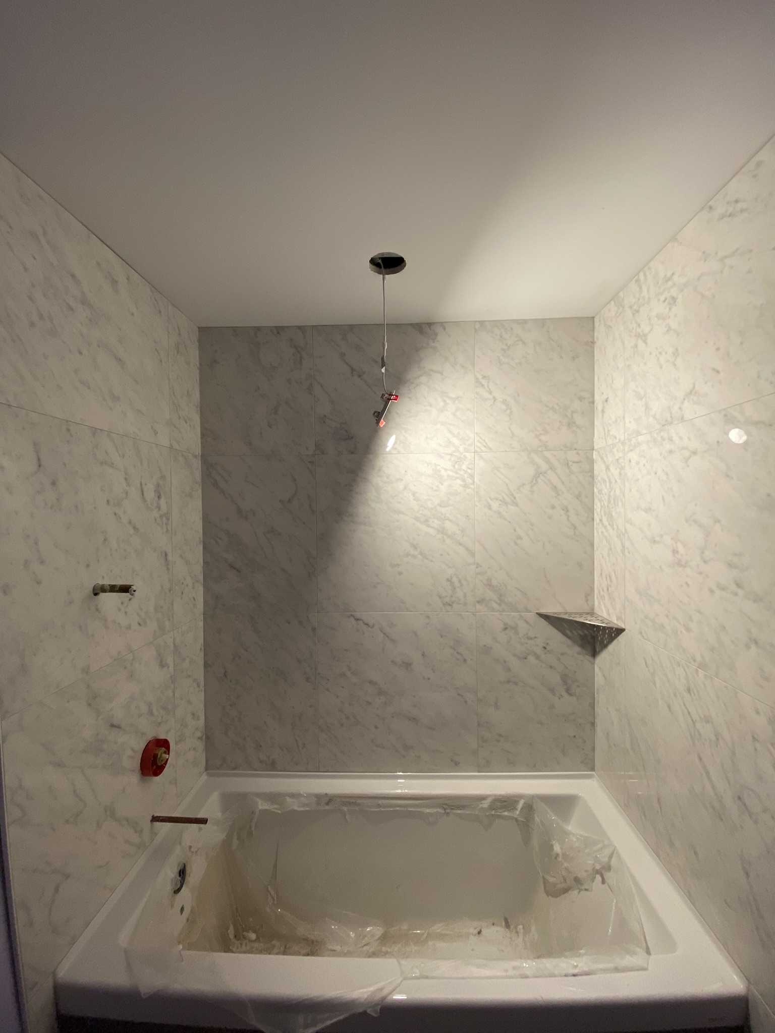 White marble tile bathtub surround