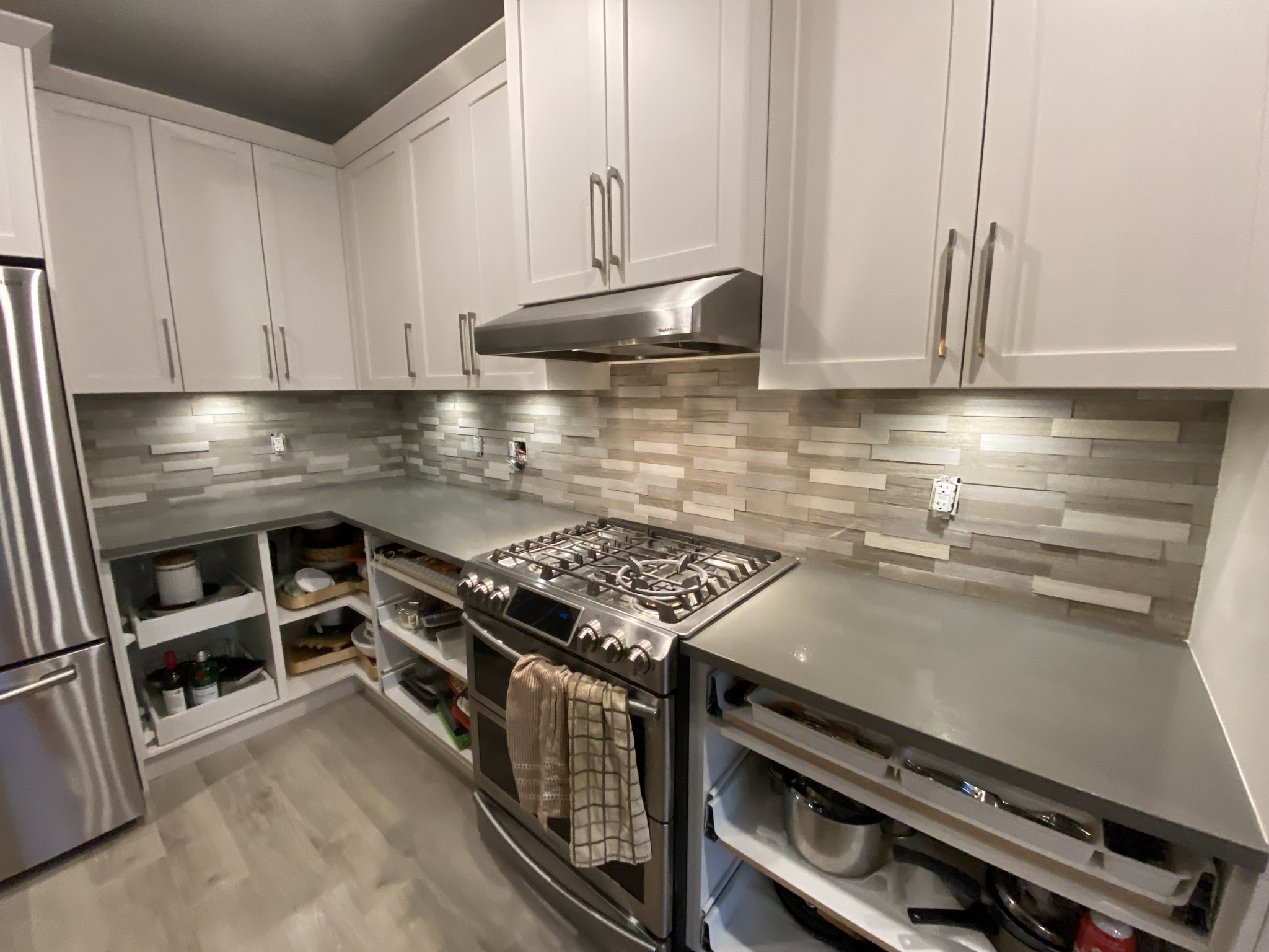 Completed kitchen with linear stone backsplash