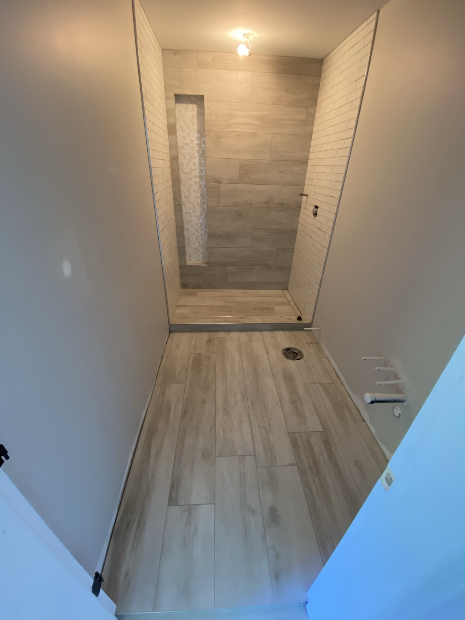 White picket tile tub surround