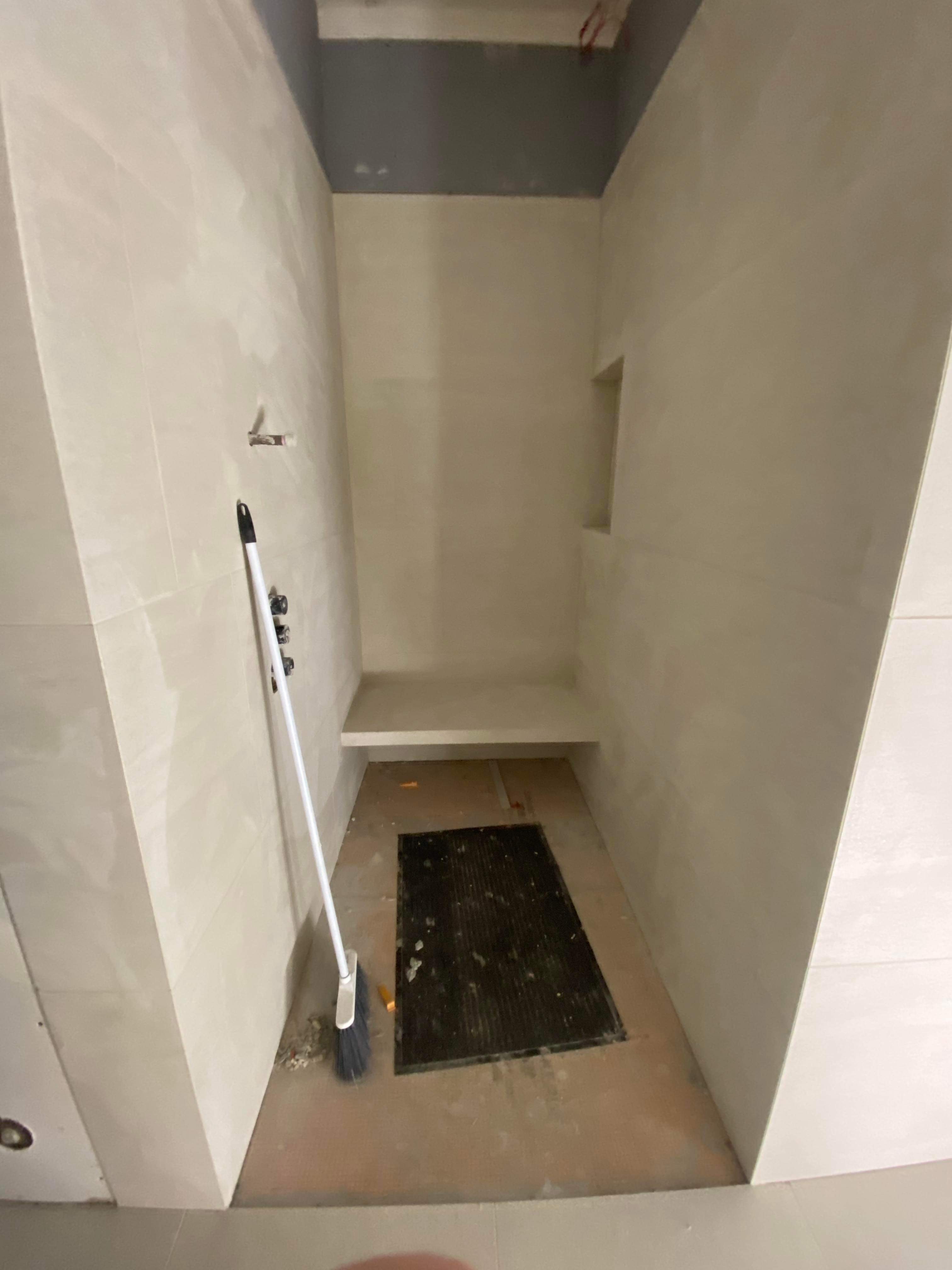 Large format shower with bench and niches