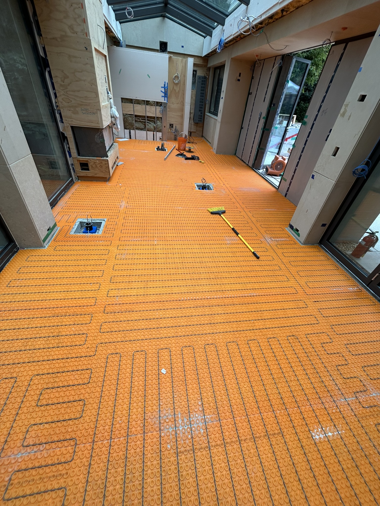 Radiant heat floor with in-floor heating system
