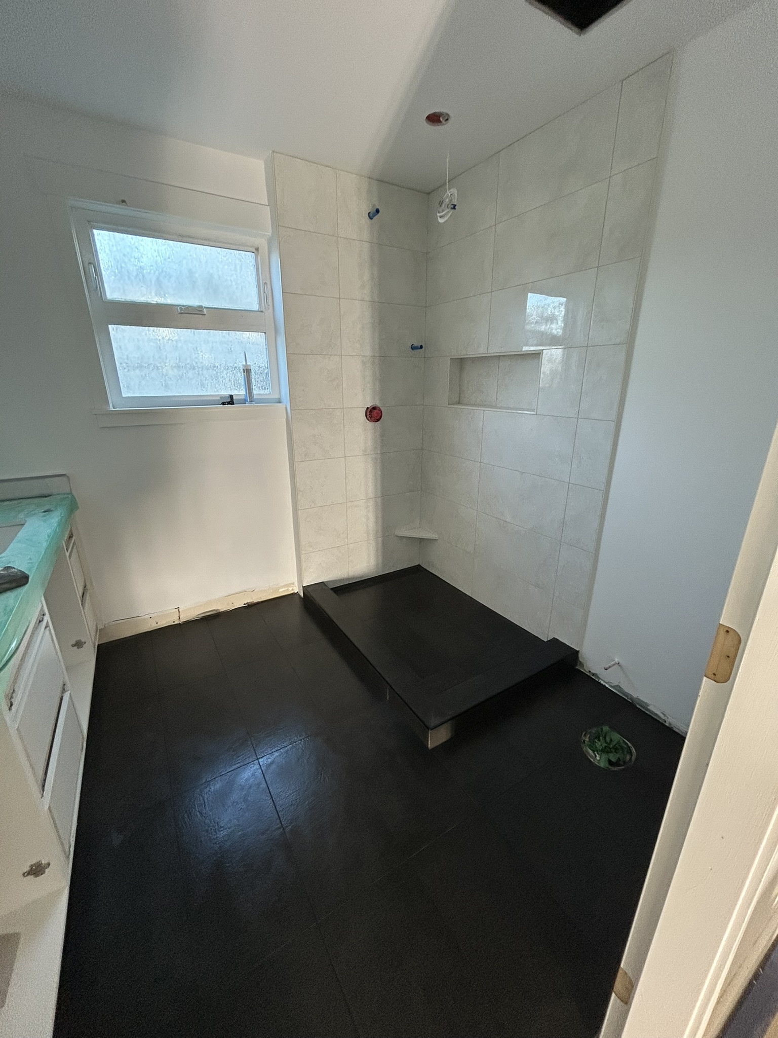 White and black contrast bathroom with shower niche